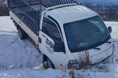 Buzlanma kazaya yol açtı! Kamyonet tarlaya uçtu, 1 yaralı