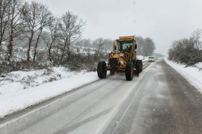 Bursa Gemlik'te karla mücadele sürüyor