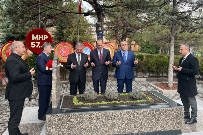 MHP’den Alparslan Türkeş’in kabrine ziyaret