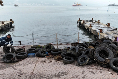 İzmit'te körfezde dip temizliği sürüyor.. Deniz dibinden 50 araç lastiği çıkarıldı